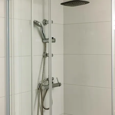 Апартаменты Modern For 4 With Easy Old Town Access! *